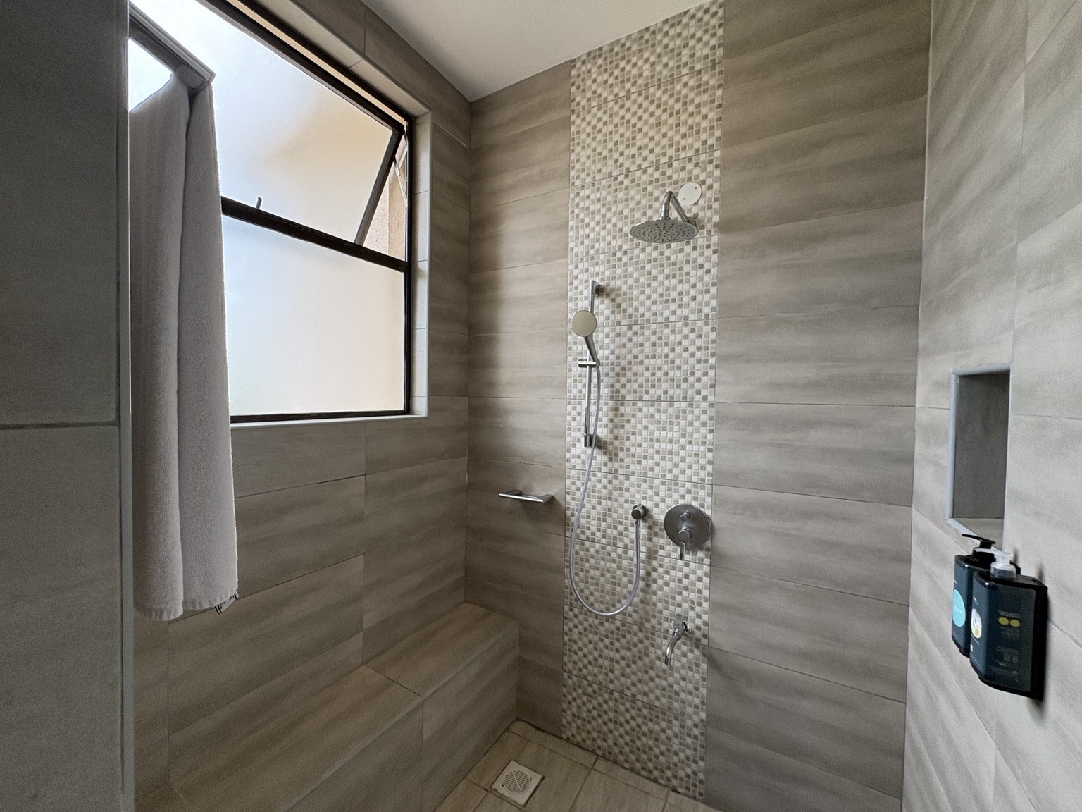 Villa 54 Executive Bathroom with bathtub